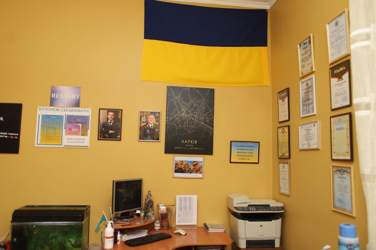 Офис с картой Харькова и дипломами на стене