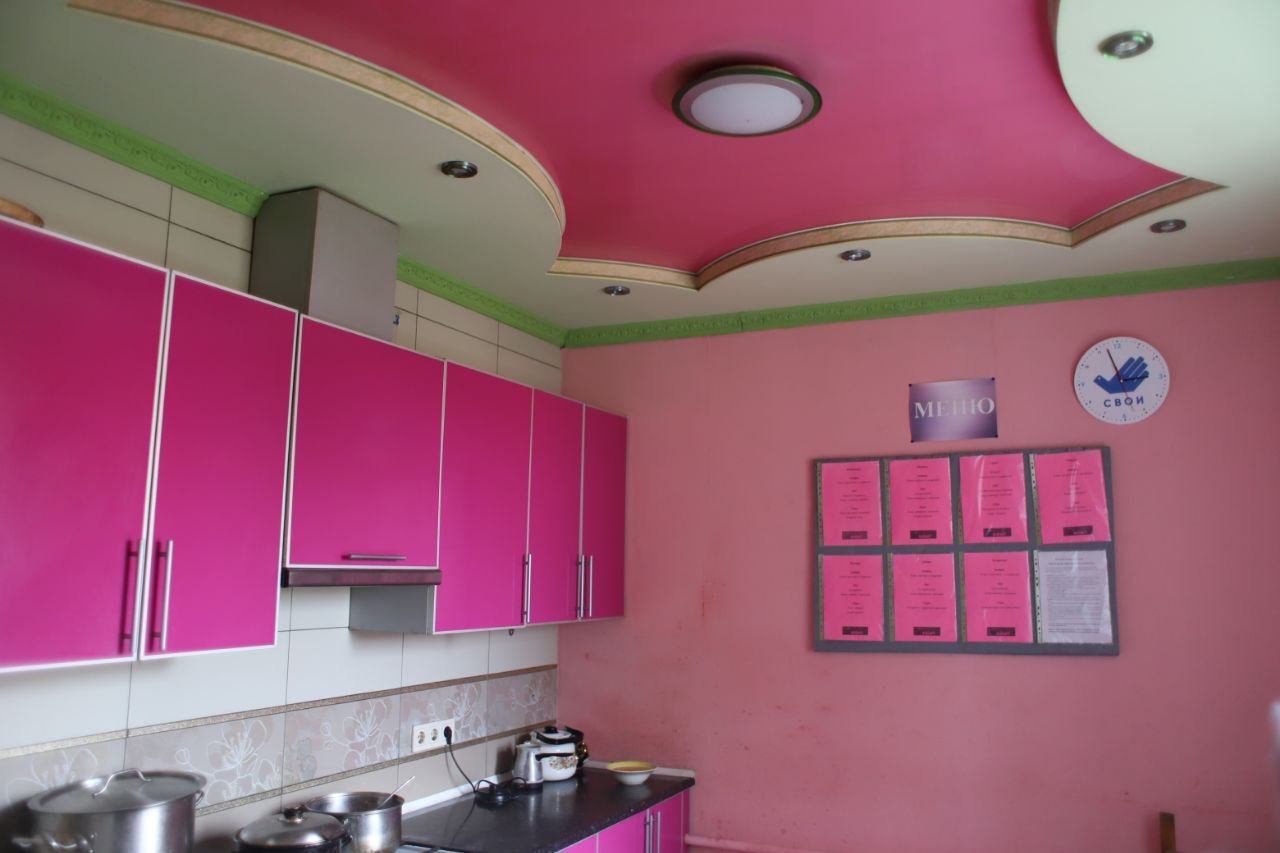Рожева кухня з декоративною стелею та меню на стіні у Рестарт+