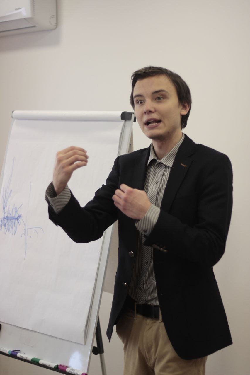 Консультант проводить презентацію біля дошки для пацієнтів Рестарт+