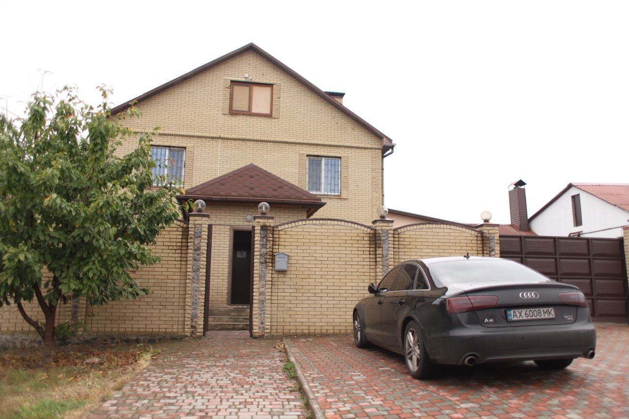 Будівля реабілітаційного центру Рестарт+ у Харкові — двоповерховий будинок з подвір'ям