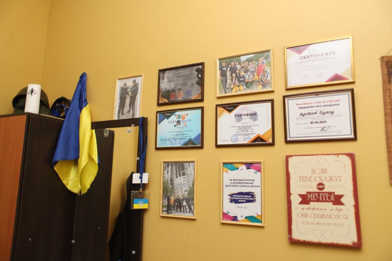 Стена с украинским флагом и дипломами в рамках