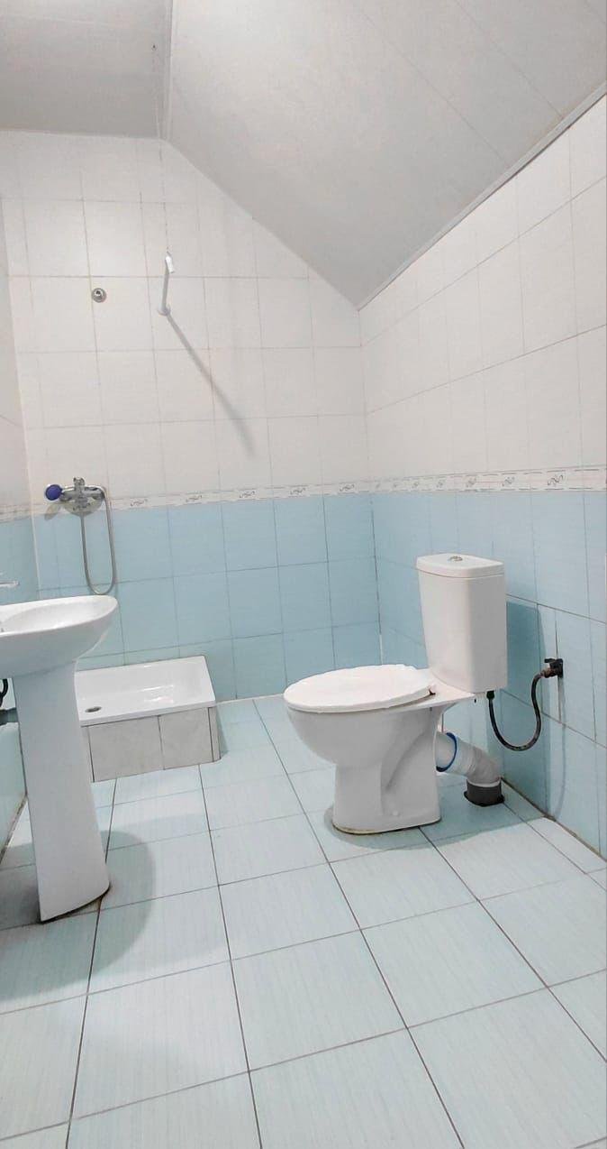 Ванна кімната з блакитною плиткою у Рестарт+