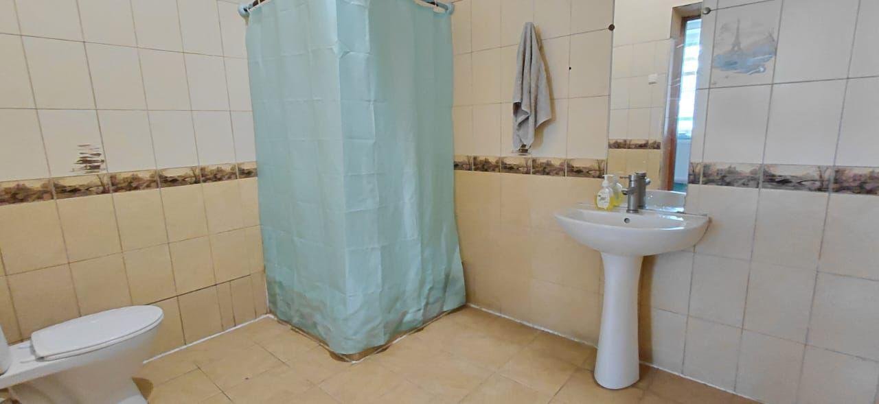 Ванна кімната з душем та умивальником у центрі Рестарт+