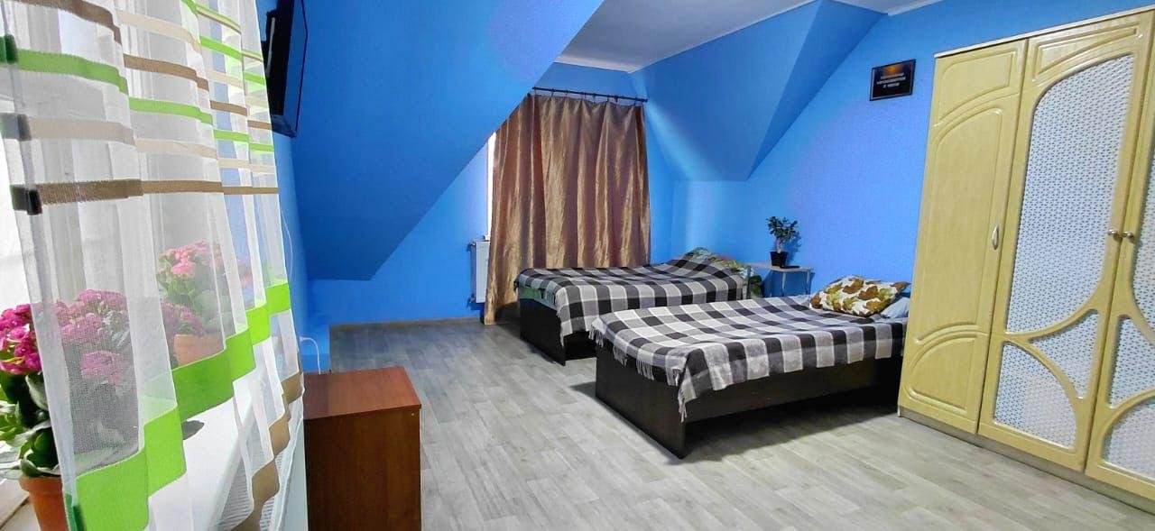 Синя кімната з двома ліжками та жовтою шафою у центрі Рестарт+