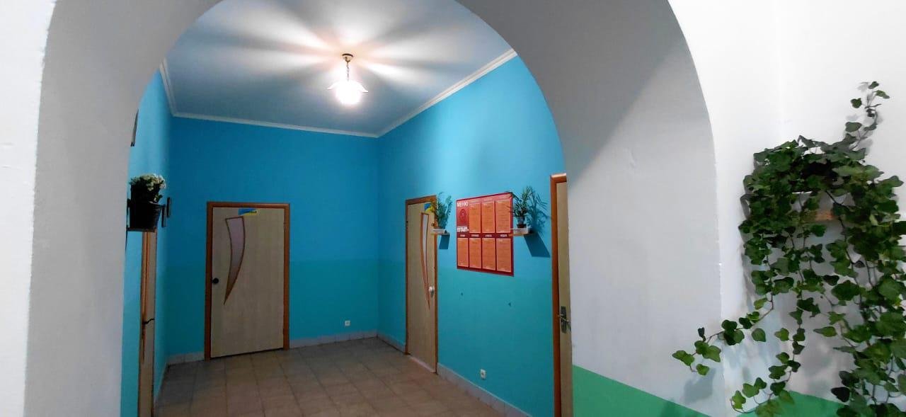 Коридор з блакитними стінами та аркою у центрі Рестарт+