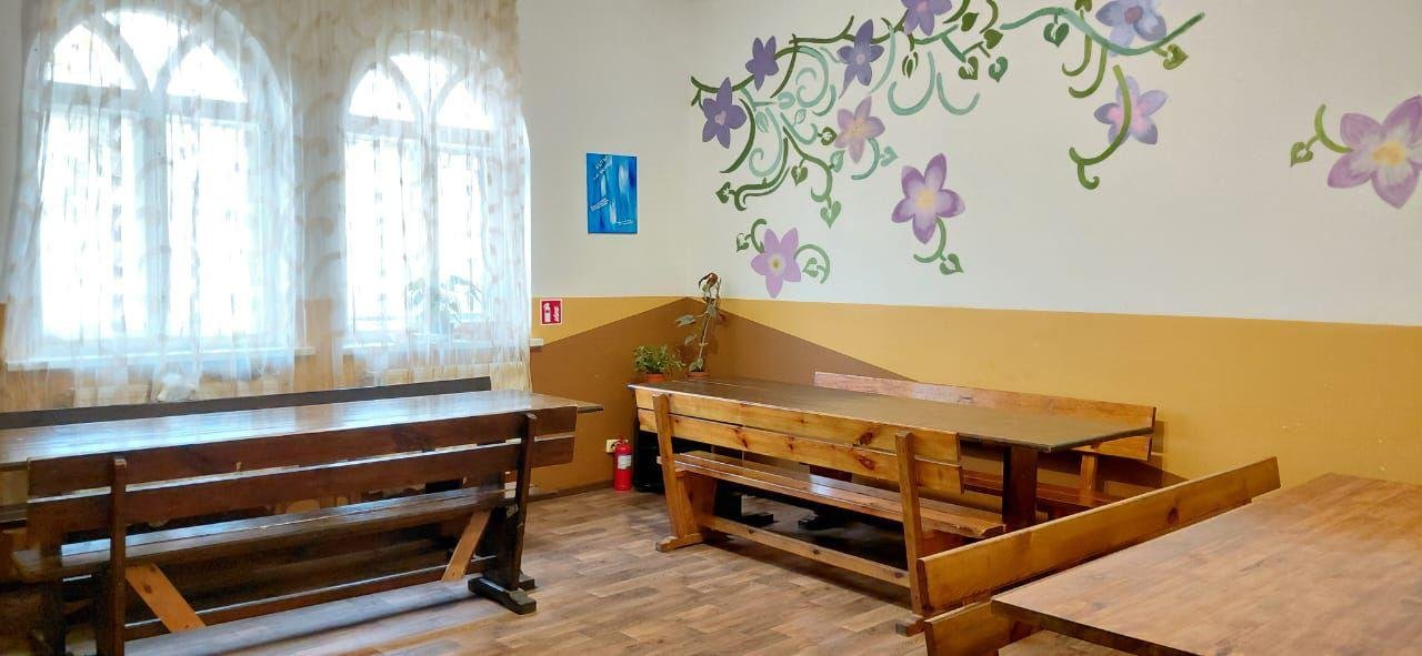 Їдальня з дерев'яними меблями та квітковим розписом на стінах у центрі Рестарт+