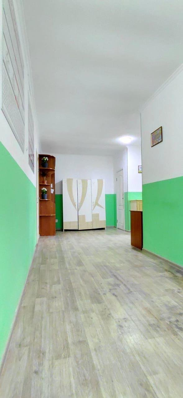 Коридор з зеленими стінами та світлою підлогою у Рестарт+