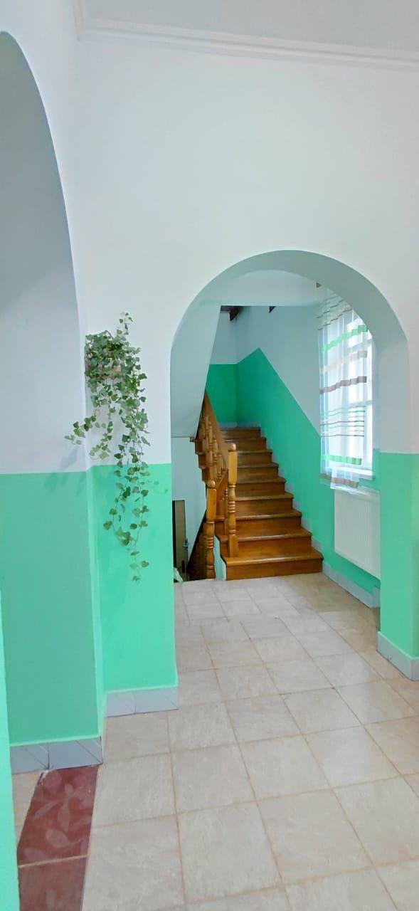 Інтер'єр з м'ятно-зеленими стінами та дерев'яними сходами у центрі Рестарт+