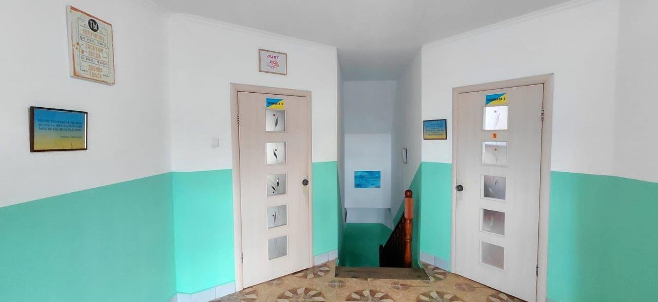 Коридор з бірюзовими стінами та білими дверима у Рестарт+