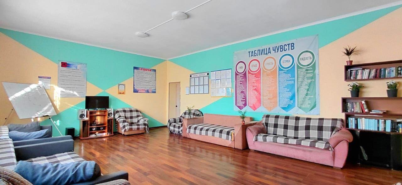 Навчальний клас з кольоровими стінами та м'якими меблями у Рестарт+