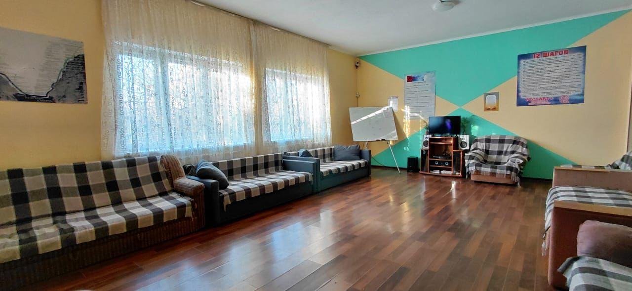 Кімната відпочинку з диванами та бірюзовою стіною у Рестарт+