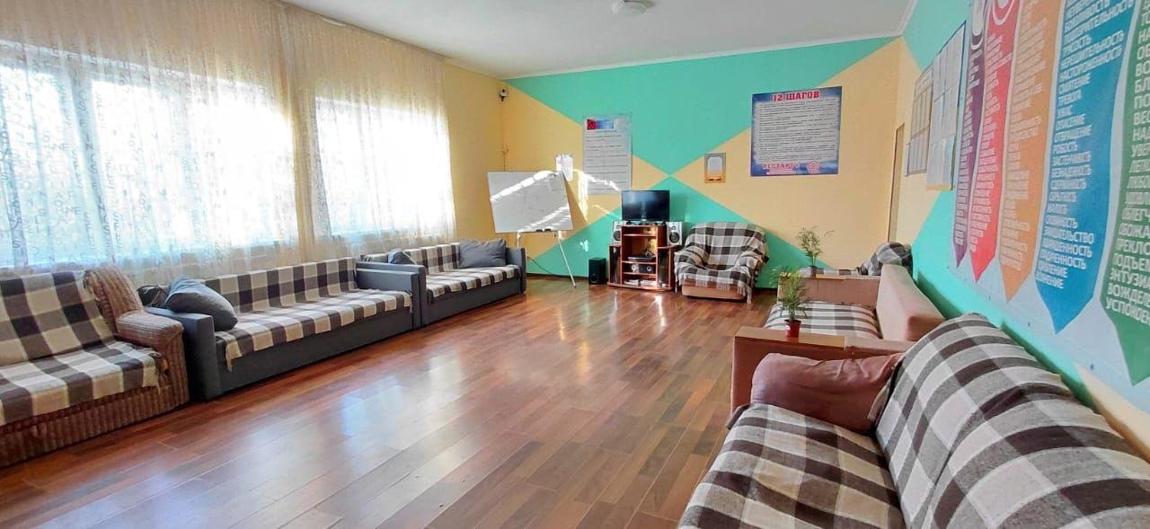 Просторий зал відпочинку з м'якими меблями та яскравими стінами у Рестарт+