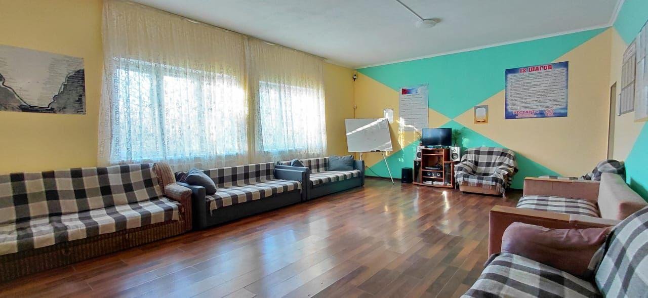 Кімната відпочинку з клітчастими меблями та дошкою у Рестарт+