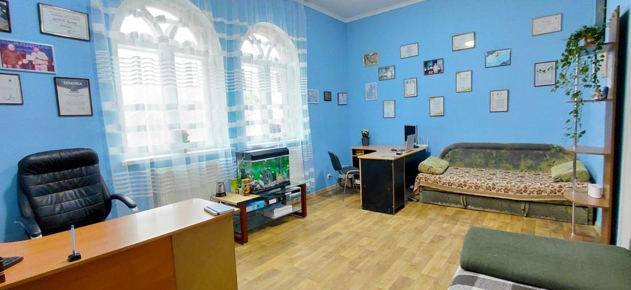 Кабінет лікаря з дипломами, кушеткою та акваріумом у центрі Рестарт+