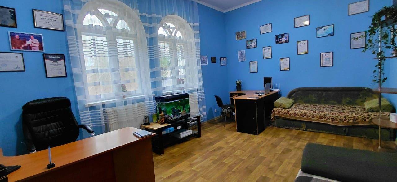 Офіс з дипломами, робочим столом та акваріумом у центрі Рестарт+