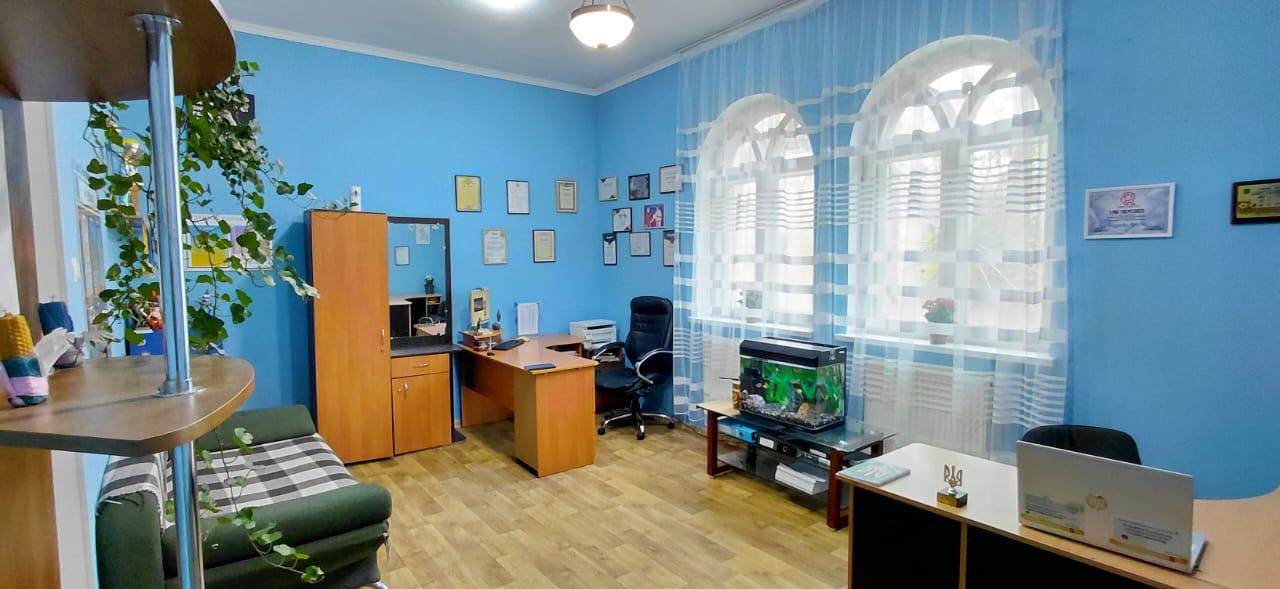 Офіс з блакитними стінами та арочними вікнами у центрі Рестарт+