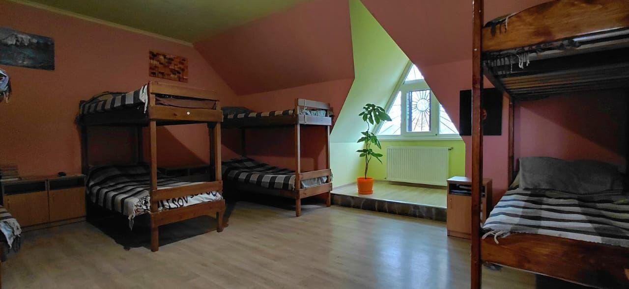 Гуртожиток з двоярусними ліжками під мансардним дахом у центрі Рестарт+