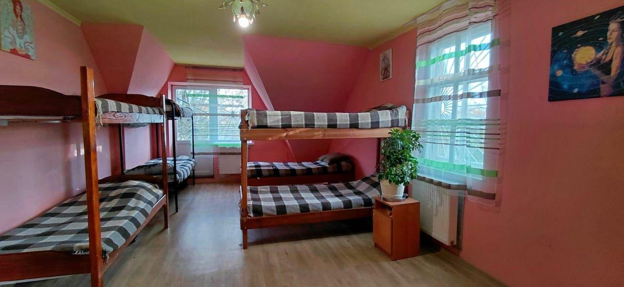 Кімната з двоярусними ліжками та рожевими стінами у центрі Рестарт+